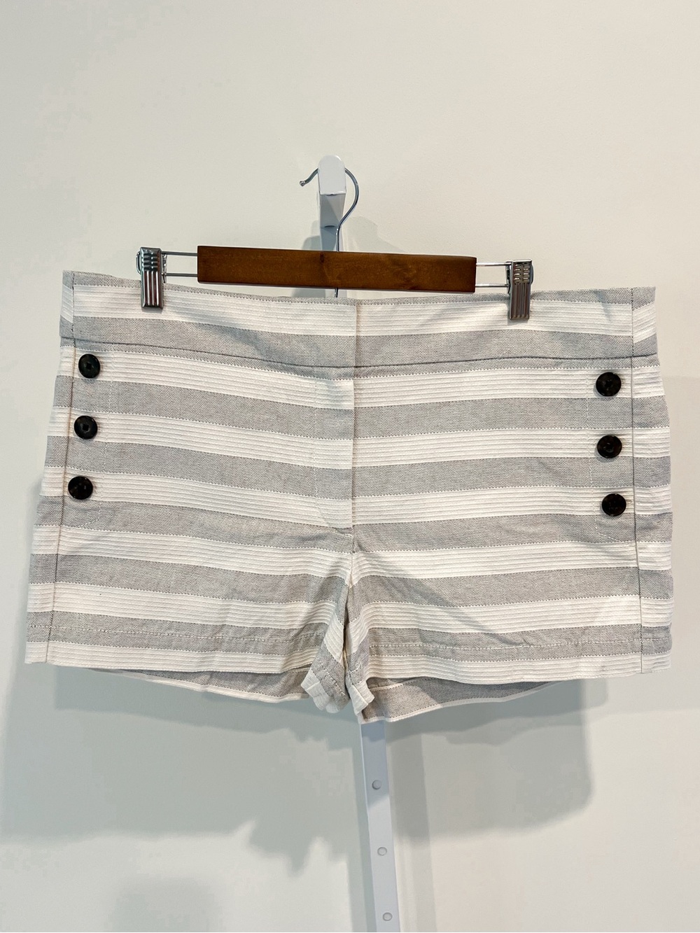 Ann Taylor Loft Off White and Black Textured Striped 4 Inch Shorts Womens Sz 14